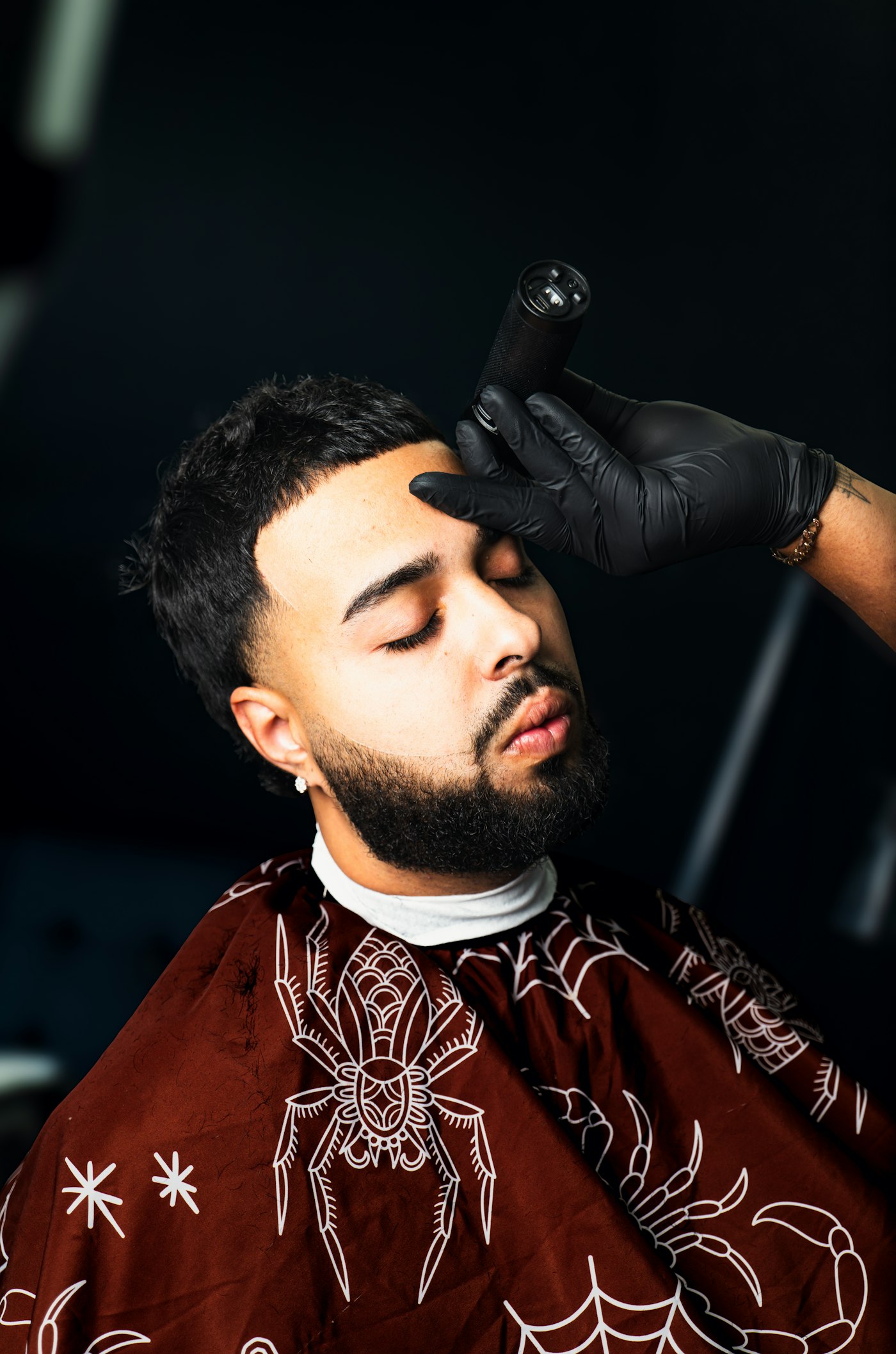 Client having his beard line-up refined
